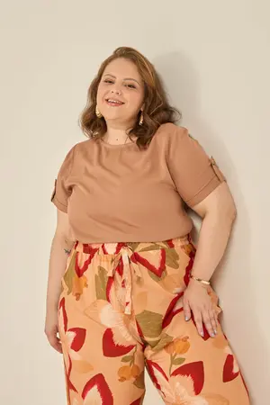 BLUSA BÁSICA EM TWILL COM MARTINGALE E BOTÃO BEGE TOFFEE G1