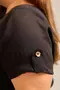 BLUSA BÁSICA EM TWILL COM MARTINGALE E BOTÃO
