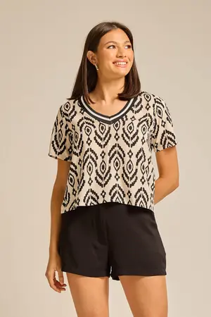 BLUSA BÁSICA VISCOSE ESTAMPADA COM GOLA RETILÍNEA VENEZA OFF P