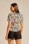 BLUSA BÁSICA VISCOSE ESTAMPADA COM GOLA RETILÍNEA