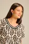 BLUSA BÁSICA VISCOSE ESTAMPADA COM GOLA RETILÍNEA