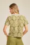 BLUSA BÁSICA VISCOSE ESTAMPADA COM GOLA RETILÍNEA