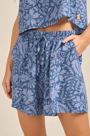 SHORT VISCOSE ESTAMPADA COM BOLSO E CORDINHA DE VIÉS FRIDA M