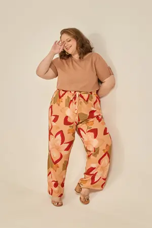 CALÇA CENOURA VISCOSE ESTAMPADA COM BOLSO E CORDINHA DE VIÉS JARDIM DE RUBI G1