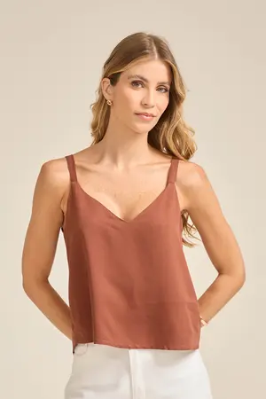 CAMISETA DECOTA V MARROM M