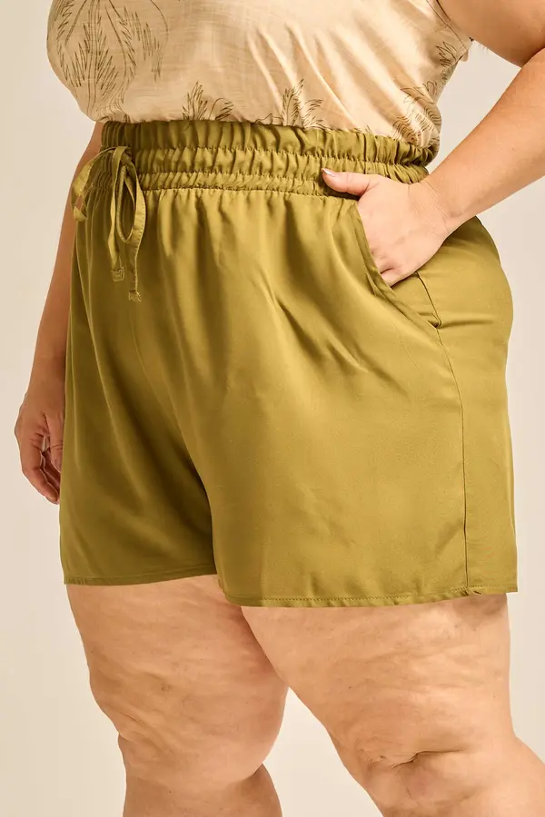 SHORT COM CÓS LARGO EM TWILL COM BOLSO E CORDINHA DE VIÉS
