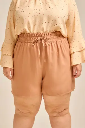 SHORT COM CÓS LARGO EM TWILL COM BOLSO E CORDINHA DE VIÉS BEGE TOFFEE G2