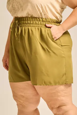 SHORT COM CÓS LARGO EM TWILL COM BOLSO E CORDINHA DE VIÉS VERDE ALECRIM G3