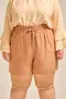 SHORT COM CÓS LARGO EM TWILL COM BOLSO E CORDINHA DE VIÉS