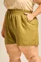 SHORT COM CÓS LARGO EM TWILL COM BOLSO E CORDINHA DE VIÉS