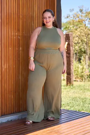 CALÇA PANTALONA BÁSICA EM CANELADO ONDAS CHÁ VERDE G1