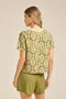 BLUSA BÁSICA VISCOSE ESTAMPADA COM GOLA RIBANA CANELADA