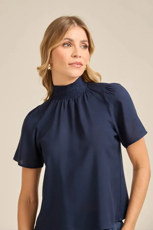 BLUSA VISCOSE LISA COM GOLA ALTA DE LASTEX E MANGA CURTA BUFANTE