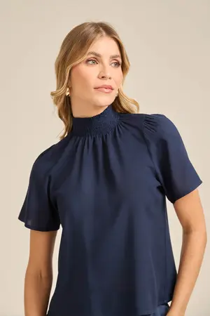 BLUSA VISCOSE LISA COM GOLA ALTA DE LASTEX E MANGA CURTA BUFANTE MARINHO P