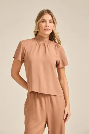 BLUSA VISCOSE LISA COM GOLA ALTA DE LASTEX E MANGA CURTA BUFANTE BEGE TOFFEE M