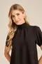 BLUSA VISCOSE LISA COM GOLA ALTA DE LASTEX E MANGA CURTA BUFANTE