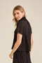 BLUSA VISCOSE LISA COM GOLA ALTA DE LASTEX E MANGA CURTA BUFANTE