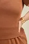 BLUSA BÁSICA EM CANELADO ONDAS