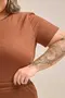 BLUSA BÁSICA EM CANELADO ONDAS