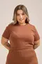 BLUSA BÁSICA EM CANELADO ONDAS