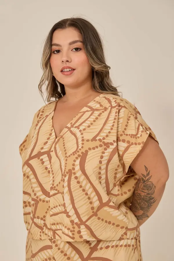 BLUSA MANGA MORCEGO COM FRANZIDO NO OMBRO E DECOTE EM V