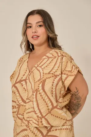 BLUSA MANGA MORCEGO COM FRANZIDO NO OMBRO E DECOTE EM V FOLHAS DO AMANHECER G1