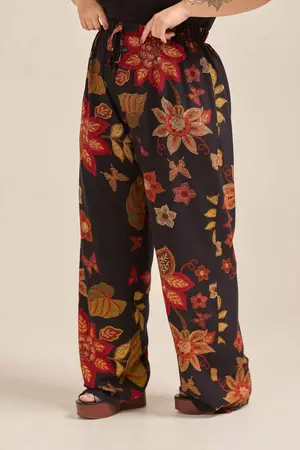 CALÇA RETA VISCOSE ESTAMPADA COM CORDINHA DE VIÉS