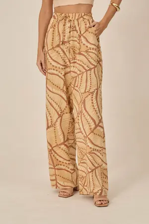 CALÇA RETA VISCOSE ESTAMPADA COM BOLSO E CORDINHA DE VIÉS FOLHAS DO AMANHECER P