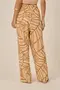 CALÇA RETA VISCOSE ESTAMPADA COM BOLSO E CORDINHA DE VIÉS