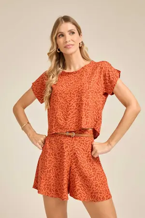 BLUSA BÁSICA VISCOSE ESTAMPADA DECOTE REDONDO ONÇA-PARDA ÂMBAR P