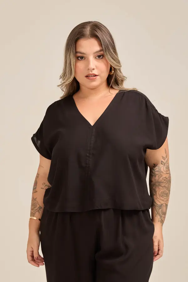 BLUSA MANGA MORCEGO COM FRANZIDO NO OMBRO E DECOTE EM V