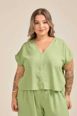 BLUSA MANGA MORCEGO COM FRANZIDO NO OMBRO E DECOTE EM V VERDE G2