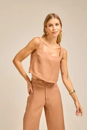 REGATA CROPPED EM WOVEN TWILL COM DECOTE QUADRADO E ALÇA LARGA. BEGE TOFFEE P