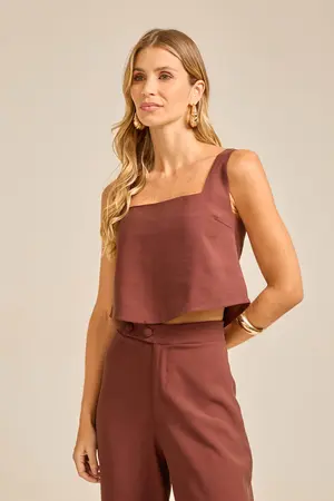 REGATA CROPPED EM WOVEN TWILL COM DECOTE QUADRADO E ALÇA LARGA. MARROM G