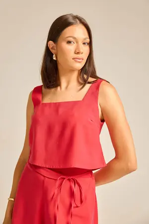REGATA CROPPED EM WOVEN TWILL COM DECOTE QUADRADO E ALÇA LARGA. PIMENTA M