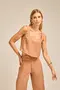 REGATA CROPPED EM WOVEN TWILL COM DECOTE QUADRADO E ALÇA LARGA.