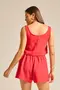 REGATA CROPPED EM WOVEN TWILL COM DECOTE QUADRADO E ALÇA LARGA.