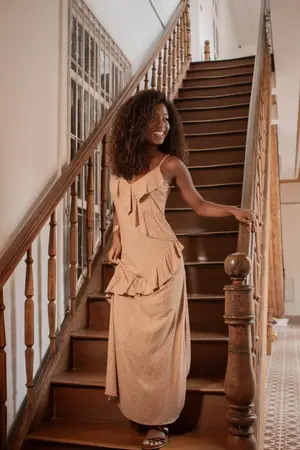 VESTIDO LONGO COM BABADO ASSIMÉTRICO BRISA LEVE BEGE P