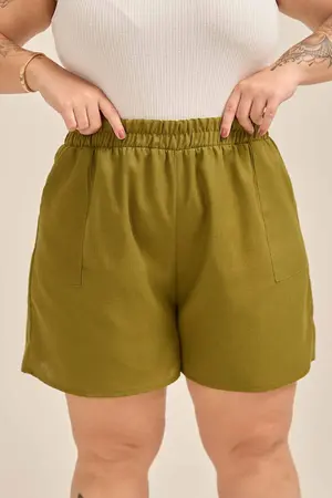 SHORT POLY NEW LINHO COM BOLSO SOBREPOSTO VERDE OLIVA  G2