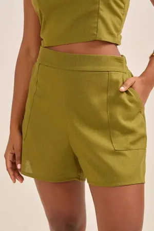 SHORT EM POLY NEW LINHO COM BOLSO VERDE OLIVA  M