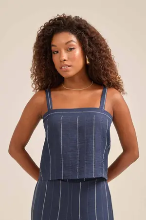 CAMISETA EM LERIS TWILL STRIPES COM ALÇA LARGA E RECORTE NO DECOTE