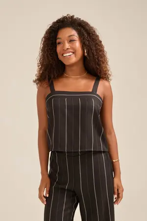CAMISETA EM LERIS TWILL STRIPES COM ALÇA LARGA E RECORTE NO DECOTE PRETO G