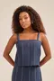 CAMISETA EM LERIS TWILL STRIPES COM ALÇA LARGA E RECORTE NO DECOTE