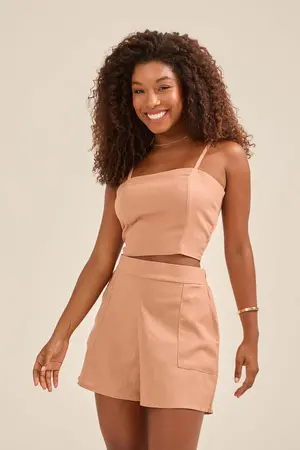CROPPED EM POLY NEW LINHO COM RECORTE E ALÇA DE VIÉS BEGE TOFFEE M