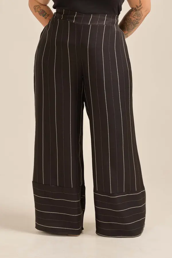 CALÇA LERIS TWILL STRIPE COM DETALHE NA BARRA
