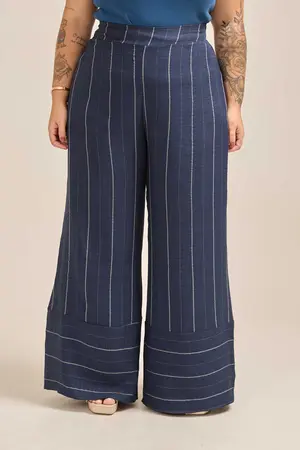 CALÇA LERIS TWILL STRIPE COM DETALHE NA BARRA