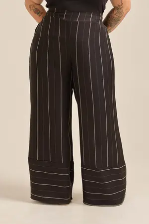 CALÇA LERIS TWILL STRIPE COM DETALHE NA BARRA PRETO G2