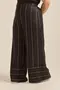CALÇA LERIS TWILL STRIPE COM DETALHE NA BARRA