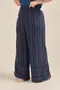 CALÇA LERIS TWILL STRIPE COM DETALHE NA BARRA