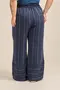 CALÇA LERIS TWILL STRIPE COM DETALHE NA BARRA